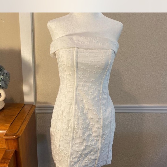 Princess Polly Dresses & Skirts - Princess Polly Strapless Cream Dress